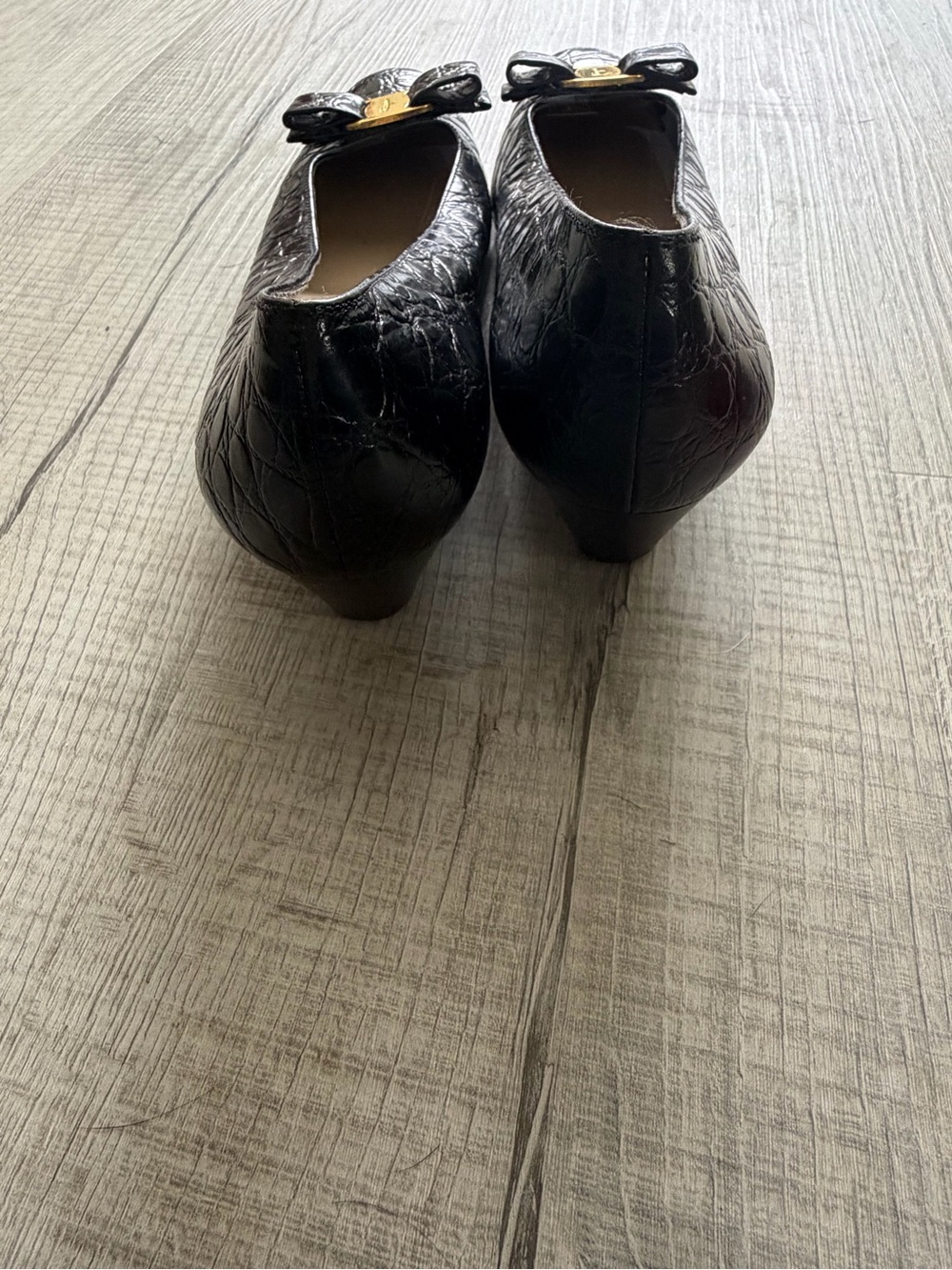 Salvatore Ferragamo Black Croc-Embossed Vara Bow Pumps with Gold Hardware - Picture 4 of 5